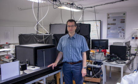 Erdelyi_Miklos_a_laboratorimban_Kovacs-Jerney_Adam