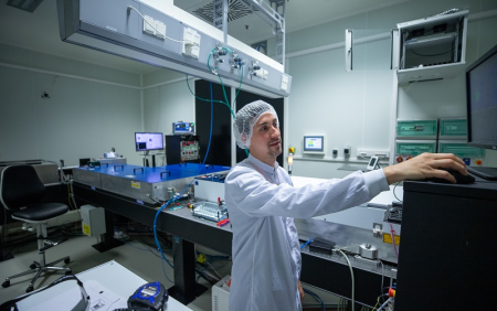 Dr. Kiss Bálint, az ELI ALPS MIR lézer laboratóriumban