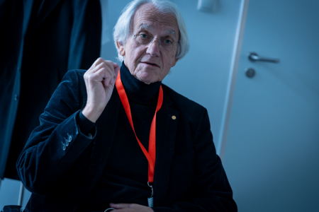 Gérard Mourou Nobel-díjas fizikus az ELI ALPS kutatóintézetben. Fotó: Kovács-Jerney Ádám. Gérard Mourou Nobel-díjas fizikus az ELI ALPS kutatóintézetben. Fotó: Kovács-Jerney Ádám.