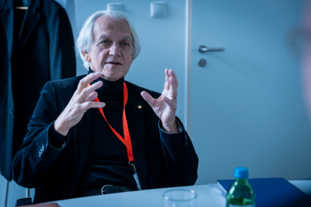 Gérard Mourou Nobel-díjas fizikus az ELI ALPS kutatóintézetben. Fotó: Kovács-Jerney Ádám. Gérard Mourou Nobel-díjas fizikus az ELI ALPS kutatóintézetben. Fotó: Kovács-Jerney Ádám.