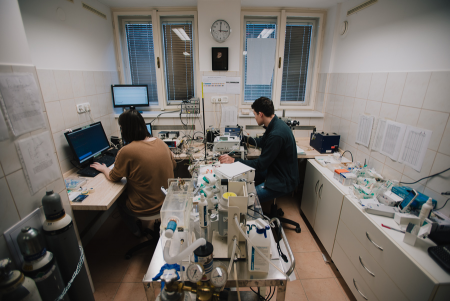 A SZTE Orvosi Fizikai és Orvosi Informatikai Intézet orvosi fizikai laborjában. Fotó: Zentai Péter A SZTE Orvosi Fizikai és Orvosi Informatikai Intézet orvosi fizikai laborjában. Fotó: Zentai Péter