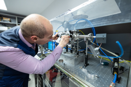 SZTE TTIK Fizikai Intézet Nano- és Mikromegmunkálás kutatócsoportjának laboratóriumában. Fotó: Kovács-Jerney Ádám SZTE TTIK Fizikai Intézet Nano- és Mikromegmunkálás kutatócsoportjának laboratóriumában. Fotó: Kovács-Jerney Ádám