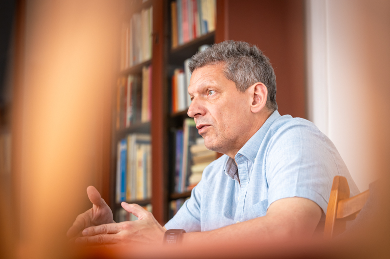 Dr. Osvay Károly, az SZTE Lézeres Transzmutációs Nemzeti Laboratórium vezetője a Fizikai Intézet TeWaTi lézeres laborjában. Dr. Osvay Károly, az SZTE Lézeres Transzmutációs Nemzeti Laboratórium vezetője a Fizikai Intézet TeWaTi lézeres laborjában.