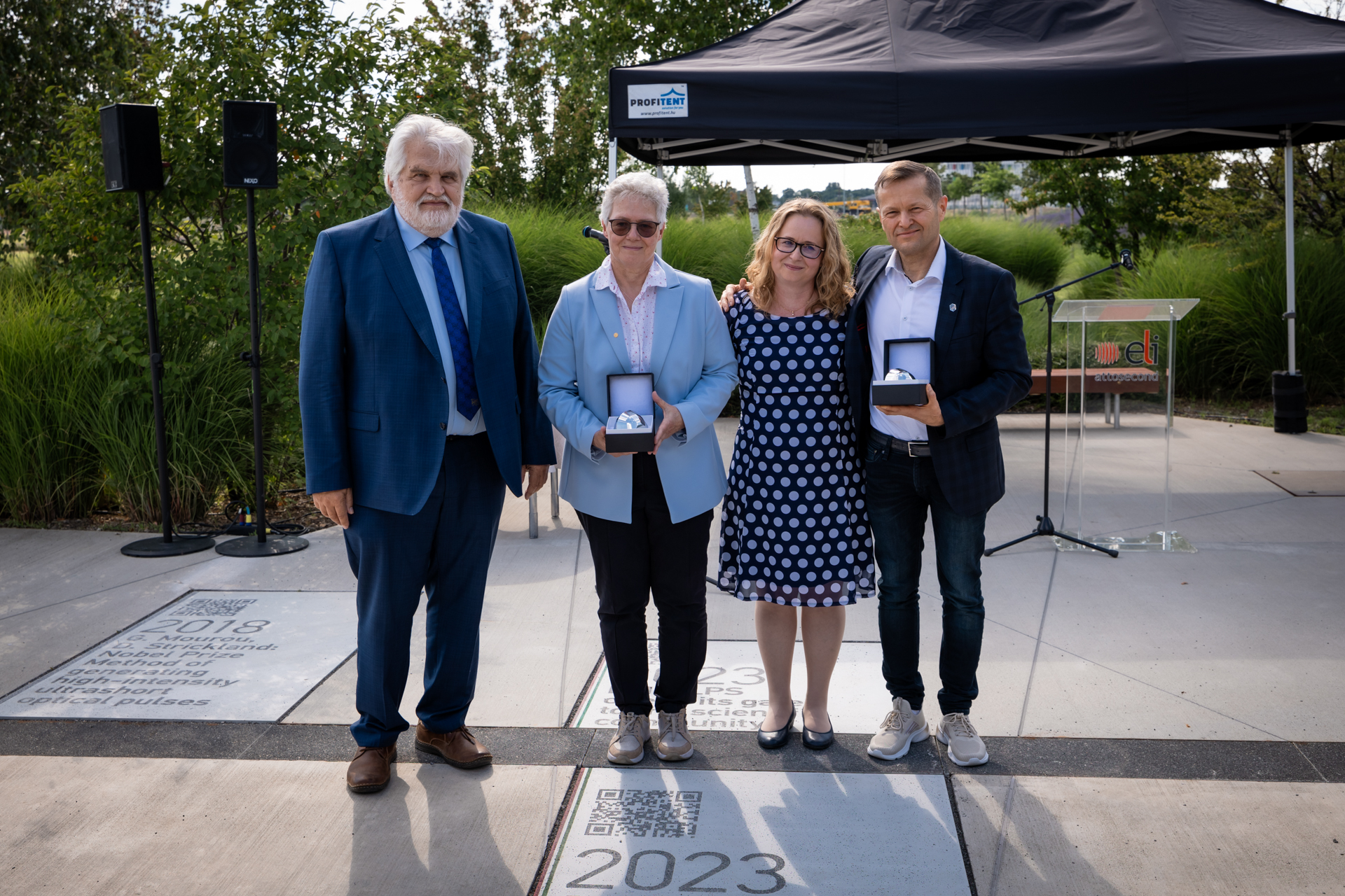 Szabó Gábor, Anne L’Huillier, Varjú Katalin és Krausz Ferenc az új mérföldkő előtt.