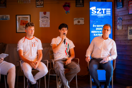 Darvas Marcell, a KMS Europe csapatvezető-helyettese, Szabó Ádám e-gokart versenyző és Fekete György, az SZTE IKIKK Harmadik Missziós Fejlesztések Klaszter operatív vezetője a sajtótájékoztatón