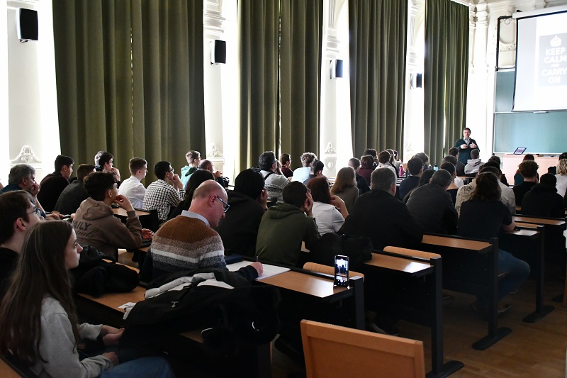 Prof. Dr. Erdélyi Miklós előadása a Szegedi Fizika Napján