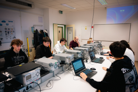 KJA-Valódi mérnöki élmény, az SZTE Mérnöki Kar laborjaiban alapozzák meg jövőjüket a Karolina Gimnázium diákjai